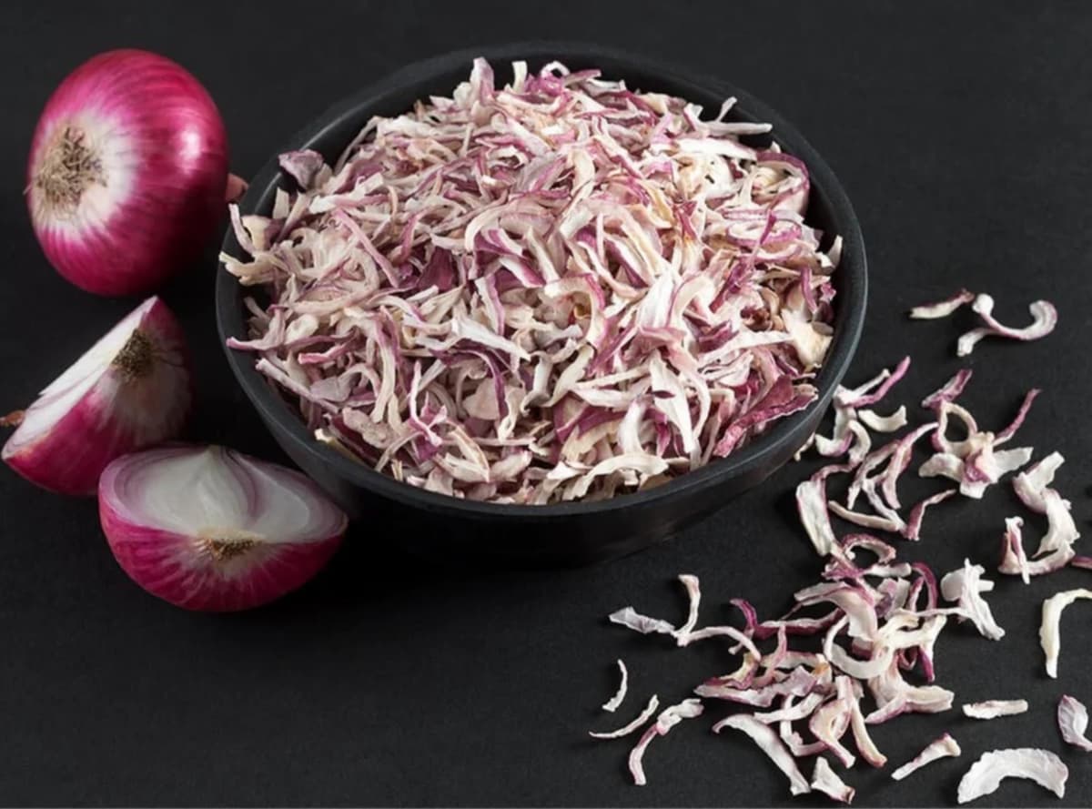 Red onion flakes