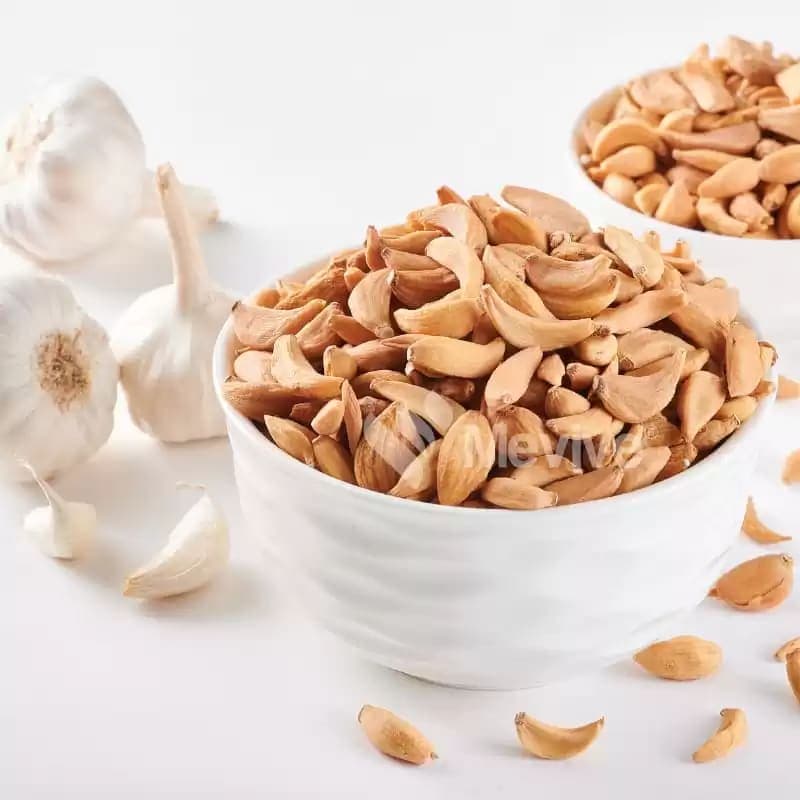 Dehydrated garlic flakes