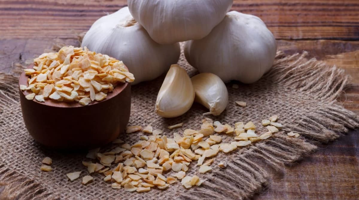 Dehydrated garlic granules